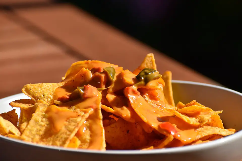 Nachos con dip de queso