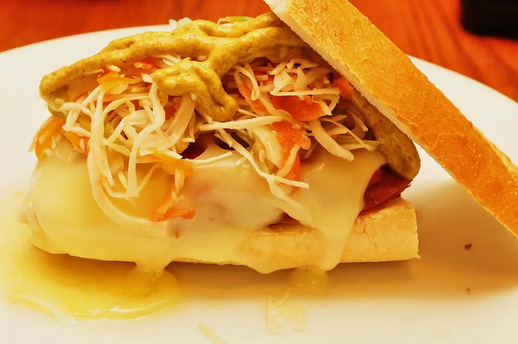 Sándwich con queso suizo 