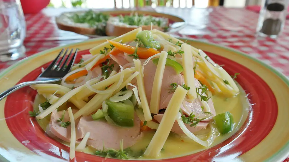 queso suizo en ensalada