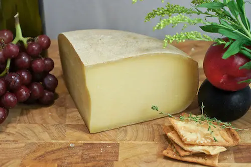 "Pleasant Ridge Reserve Cheese" de artizone está licenciado bajo CC BY-NC-ND 2.0