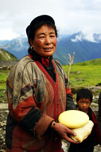 "Archivo: Mujer de Yunnan con queso de yak.jpg" de DanielleFay con licencia CC BY-SA 3.0