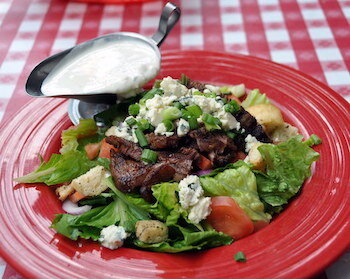 "Steak Salad" de Kevin H. tiene licencia CC BY-NC-ND 2.0