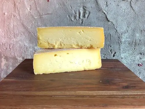 Crédito de la foto del queso Santiago Alemar Cheese Company