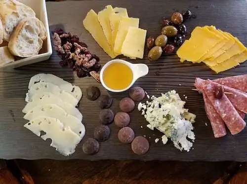 Tabla de quesos con queso Caves of Faribault cortesía de la Cámara de Comercio de Faribault