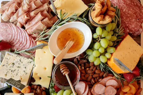 "Charcuterie Board" de monpetitchouphotography tiene licencia CC BY 2.0