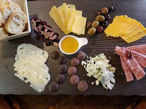 tabla de quesos con queso Caves of Faribault, cortesía de la Cámara de Comercio de Faribault.