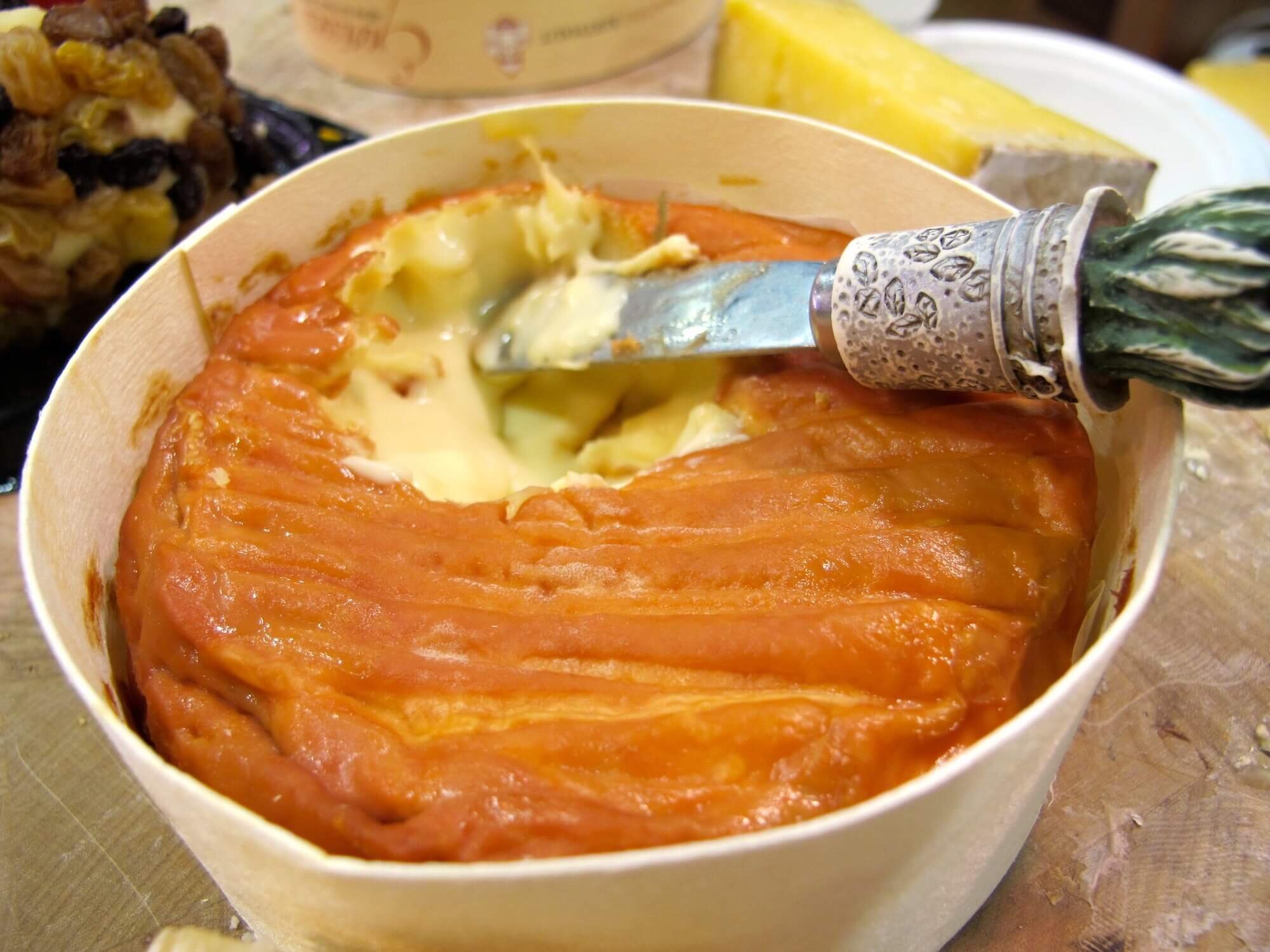 "Some SICK Epoisses at the Fresca Italia table" de the tablehopper tiene licencia bajo CC BY-NC-ND 2.0