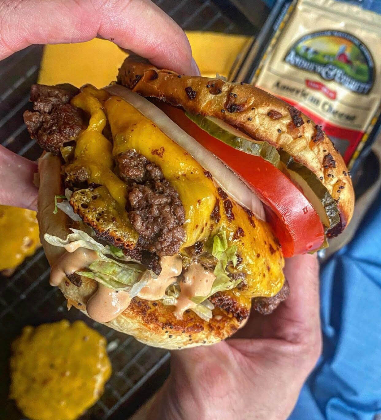 Crédito de la foto estadounidense de hamburguesa con queso Andrew &  Everett
