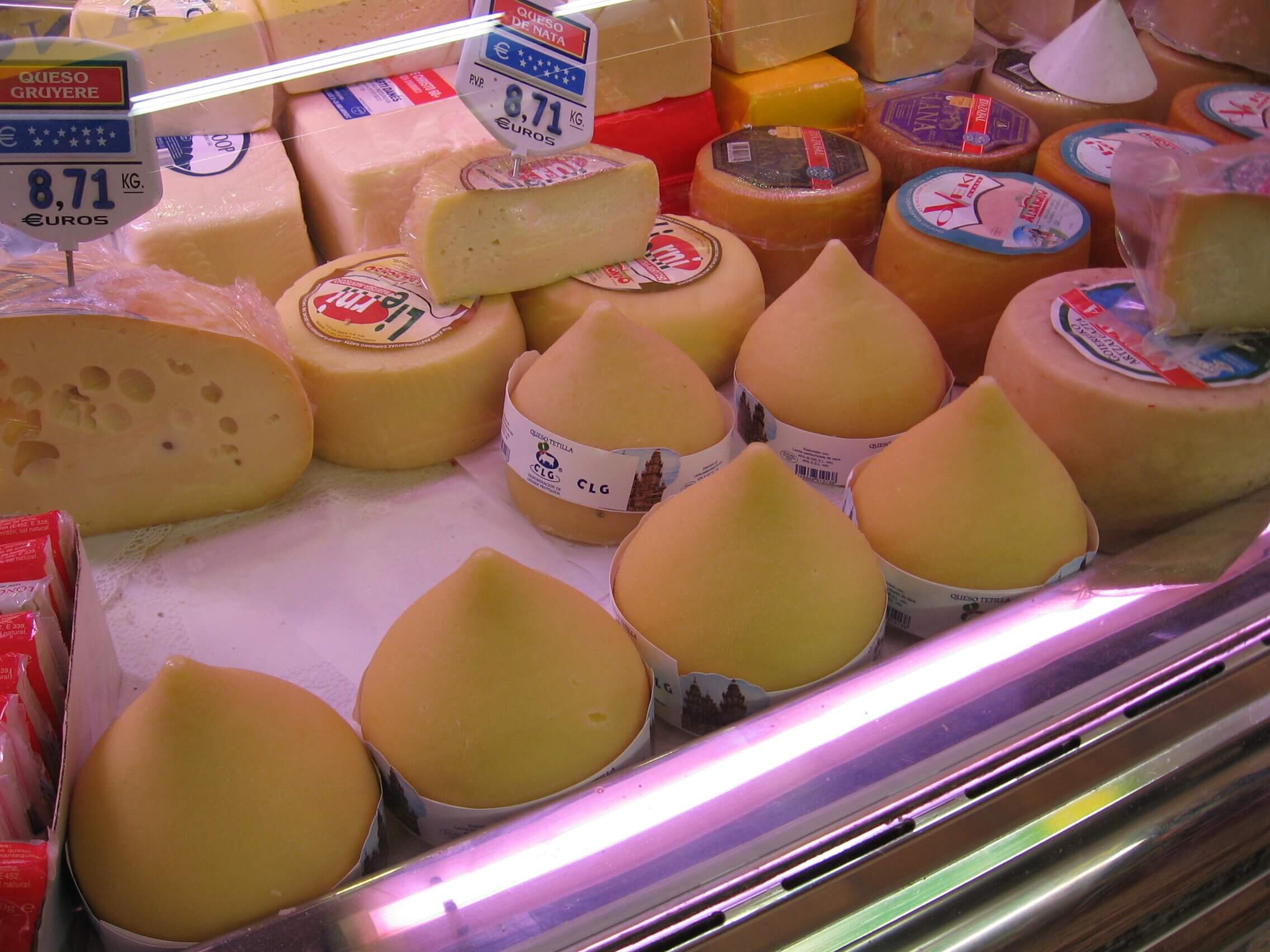 "File:Queso tetilla entre otros.jpg" de Ardo Beltz está bajo licencia CC BY-SA 3.0