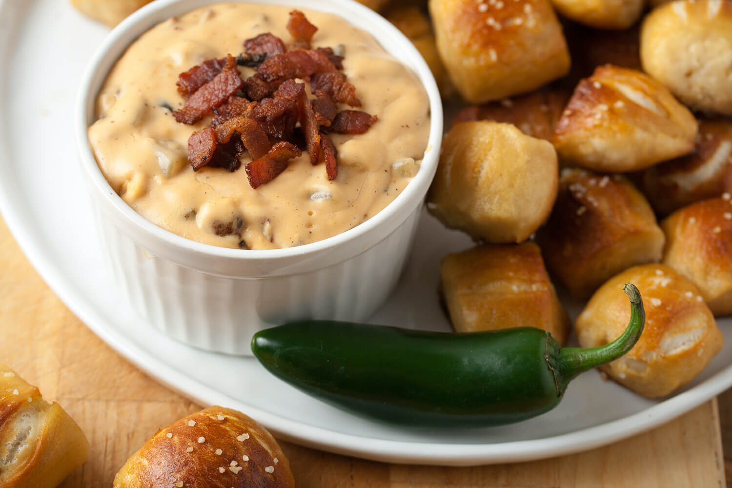 "Jalapeno Bacon Queso Dip" por Isabelle @ Crumb tiene licencia bajo CC BY-NC-ND 2.0