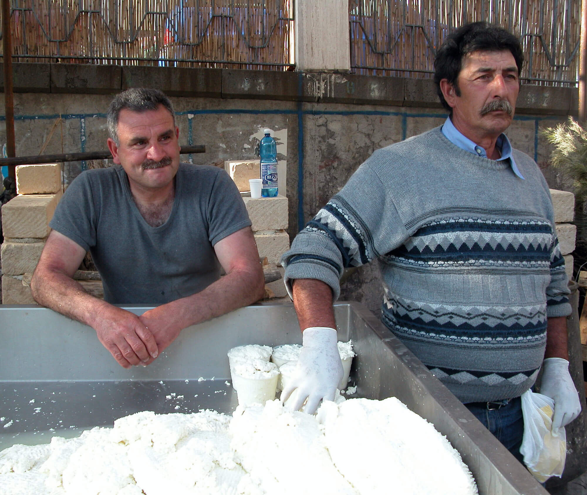 I ricuttari (el fabricante de queso ricotta)" de giopuo está licenciado bajo CC BY-SA 2.0