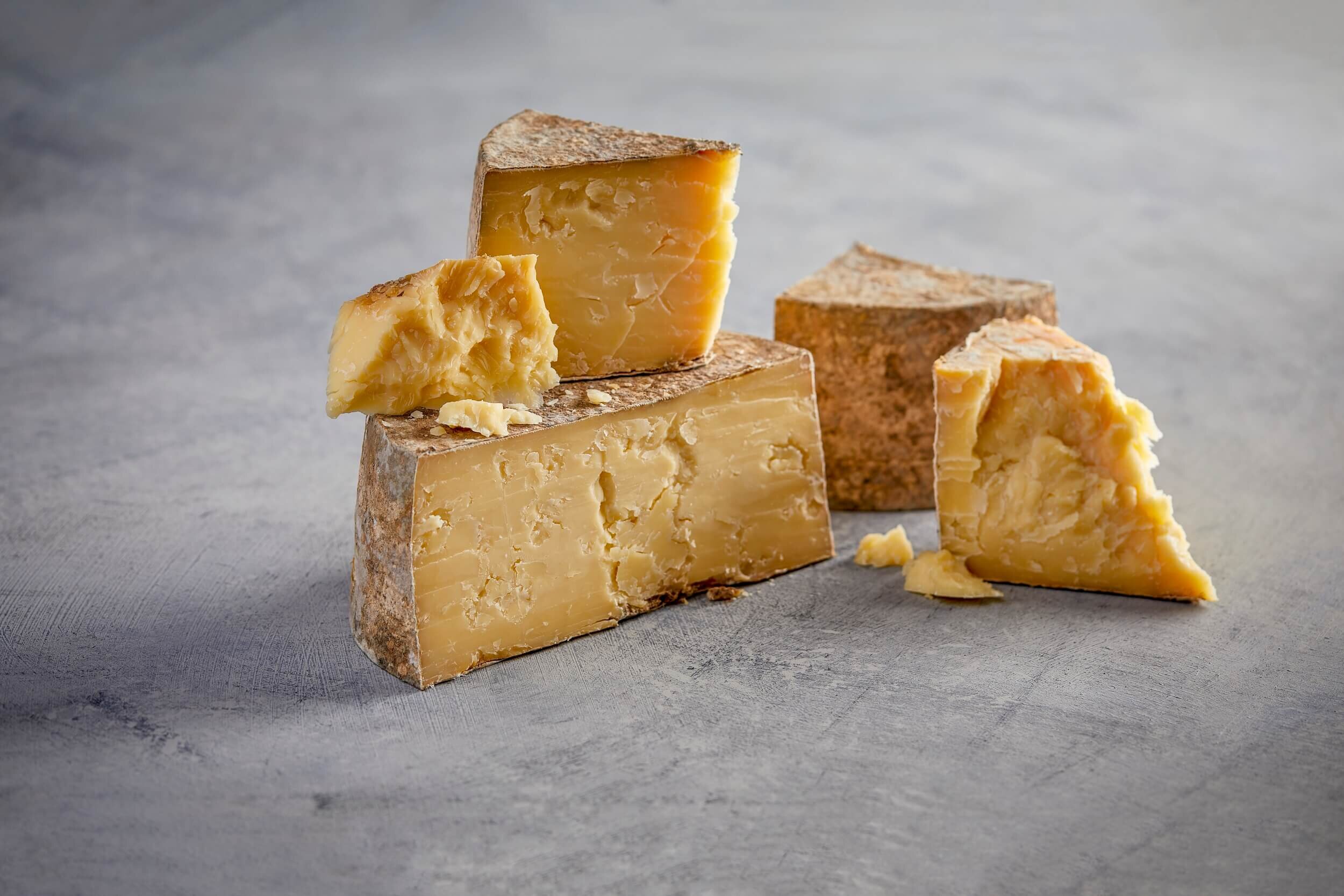 bloque de queso cheddar vendado Bleu Mont foto cortesía de Dairy Farmers of Wisconsin.jpg