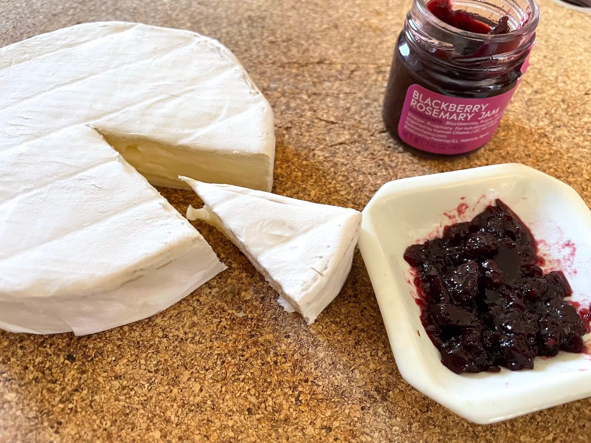 Mermelada de Blackberry Romero Mitica y triple crème brie