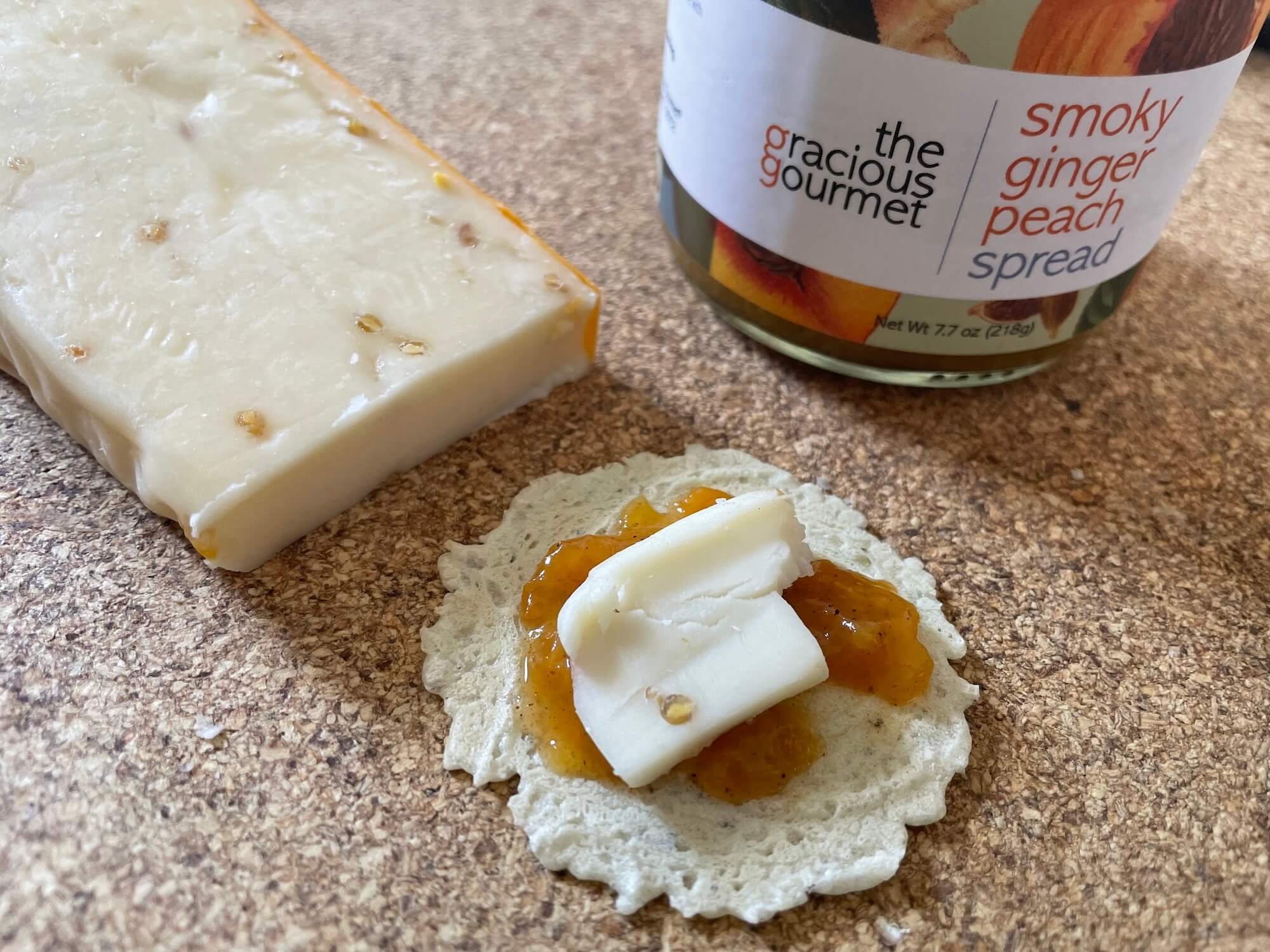 Gracious Gourmet Smoky Ginger Peach Spread y Marieke Gouda