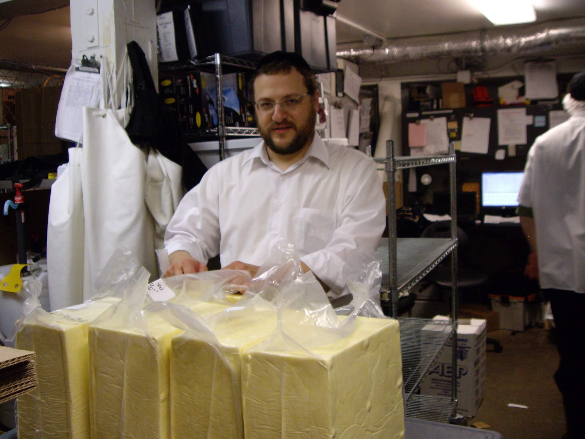 Rabino marca el queso como kosher