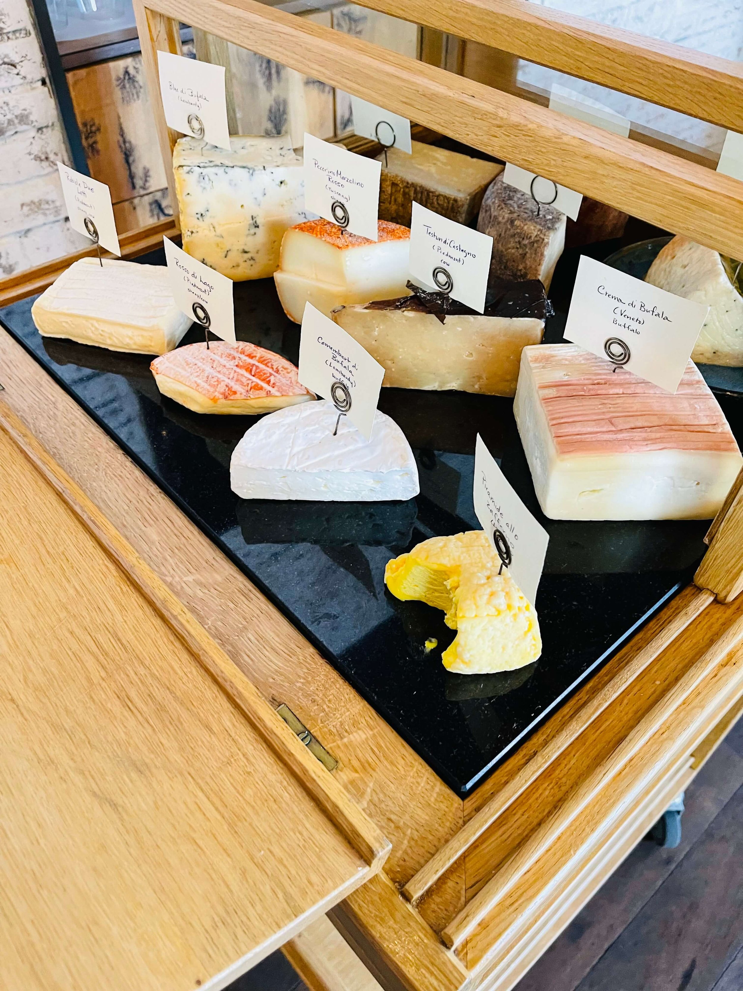 Selecciones de queso en carrito de queso