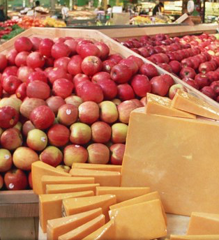 "wholefoods cheese and apples" de cafemama tiene licencia CC BY-NC-SA 2.0