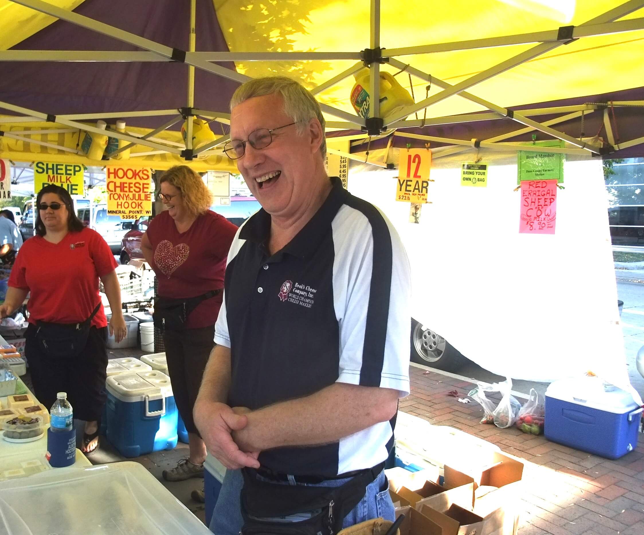 Tony Hook en el mercado de agricultores del condado de Dane