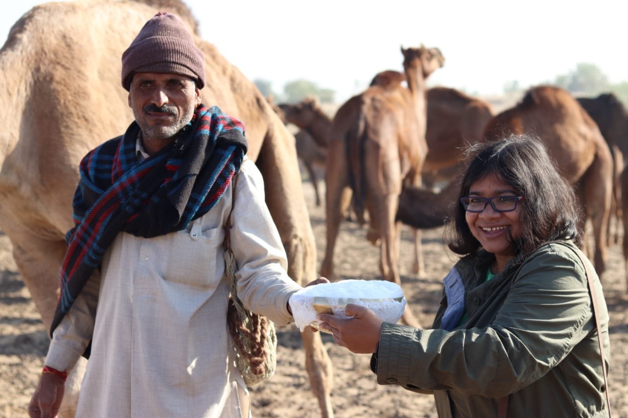 Namrata Sundaresan con la comunidad de pastores de camellos en Rajasthan, India