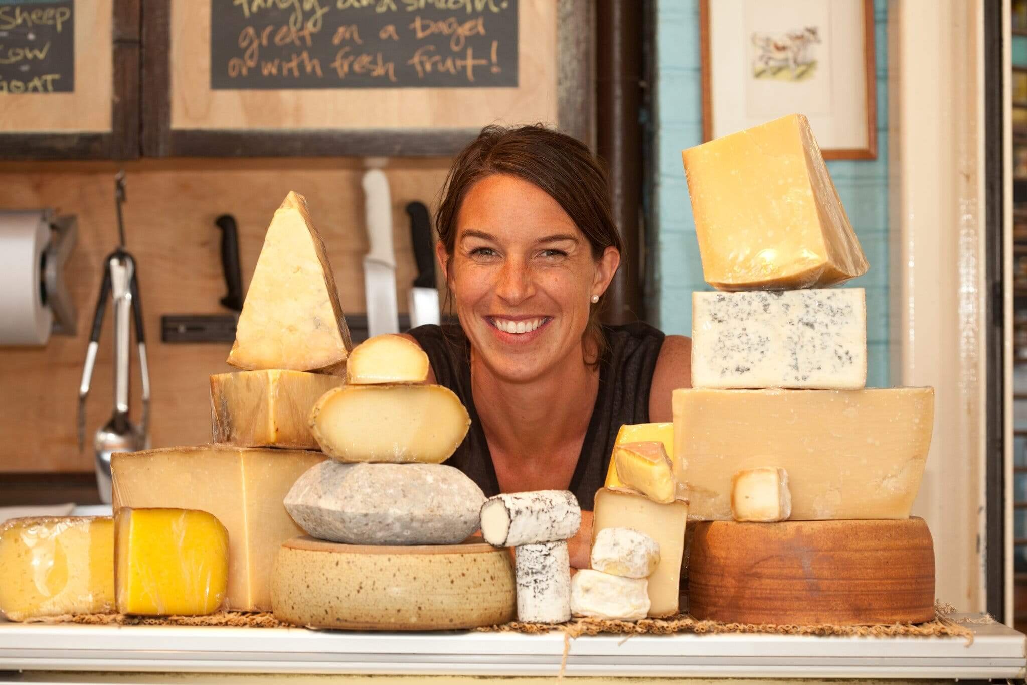 Anne Saxelby en el mostrador de quesos
