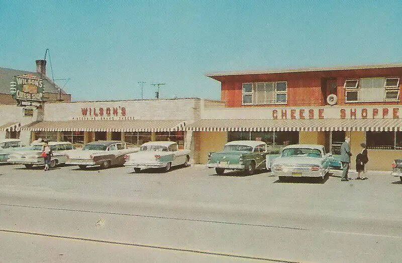 "CEN Pinconning MI Wonderful 1950s Roadside Stop Wilsons Cheese Shoppe & Restaurant on US-23 Gifts Hunting & Sporting Goods Beer-Wine-Liquor too CHEESE CAPITAL OF MICH3" de UpNorth Memories - Don Harrison tiene licencia bajo CC B…