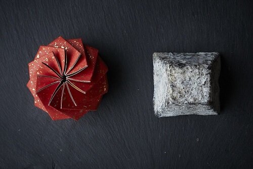 Ubusuna, un queso que utiliza carbón de bambú, en una forma que refleja la raíz de bambú o takeoko.  Créditos de las fotos a Kana Oyama