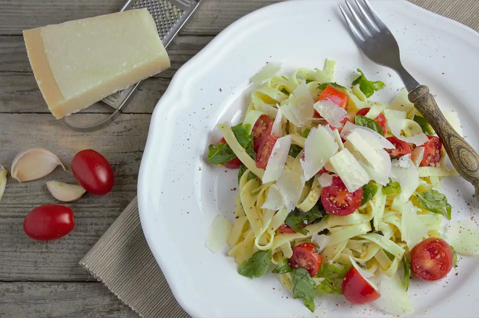 Queso parmesano con fideos y pasta