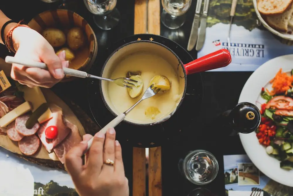 Stock Fondue Shot_ Crédito de la foto - Angela Pham, unsplash.jpg