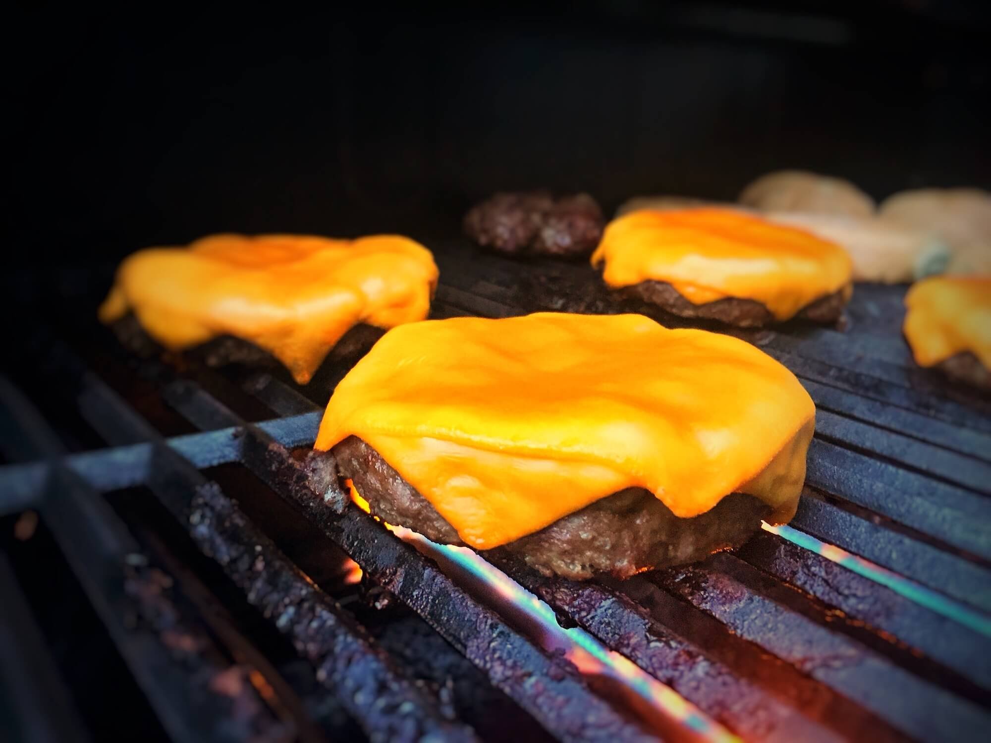 Hamburguesas con queso a la parrilla