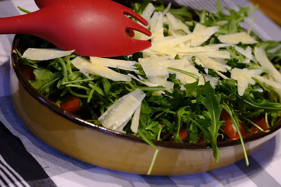 Queso parmesano en una ensalada