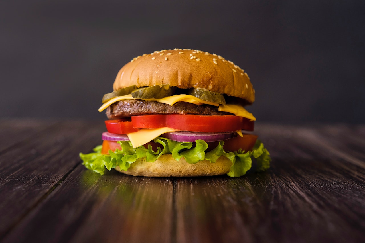 Sándwich De Hamburguesa Con Queso Con Lechuga Y Tomate