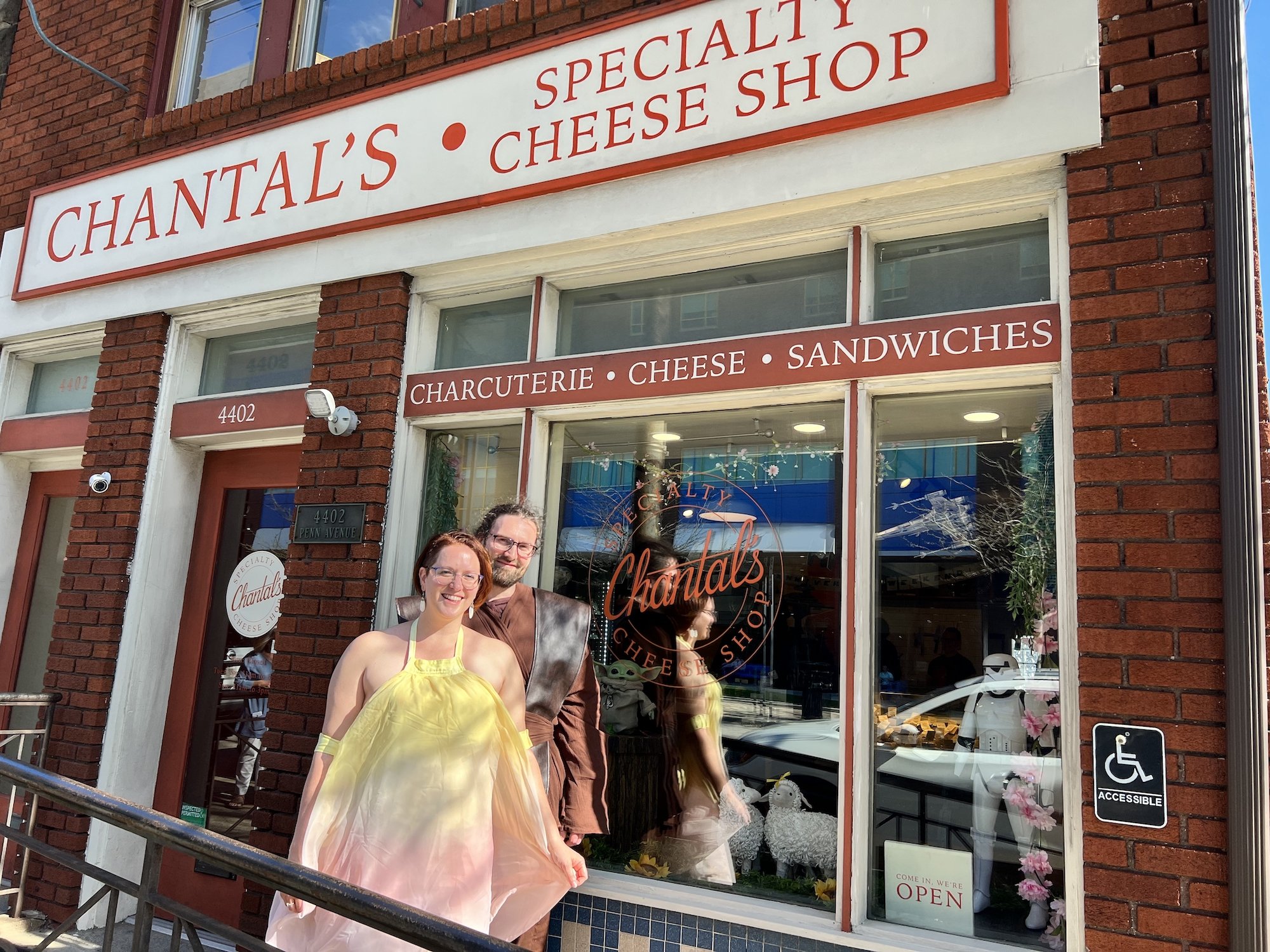 Anaïs y Chris frente a la tienda de quesos de Chantal