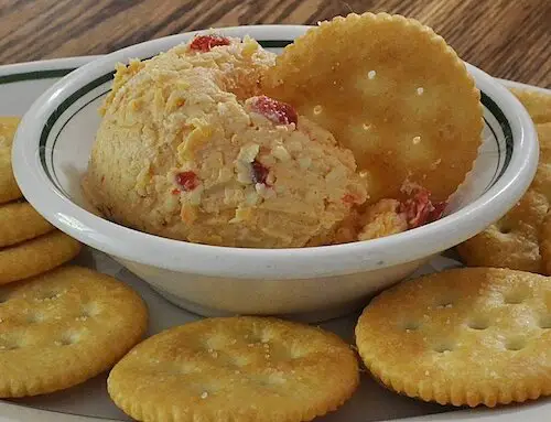 "Archivo: queso casero con pimiento para untar con galletas saladas (recortado).jpg" de jeffreyw con licencia CC BY 2.0