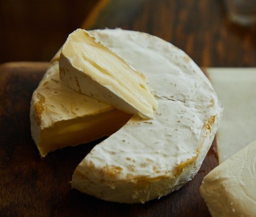 Todos los quesos Brie son doble crema